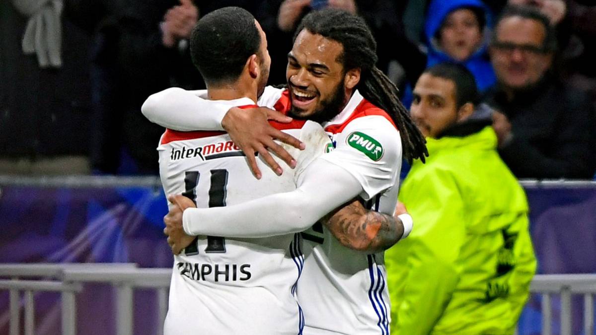 Los jugadores del Lyon celebran un gol