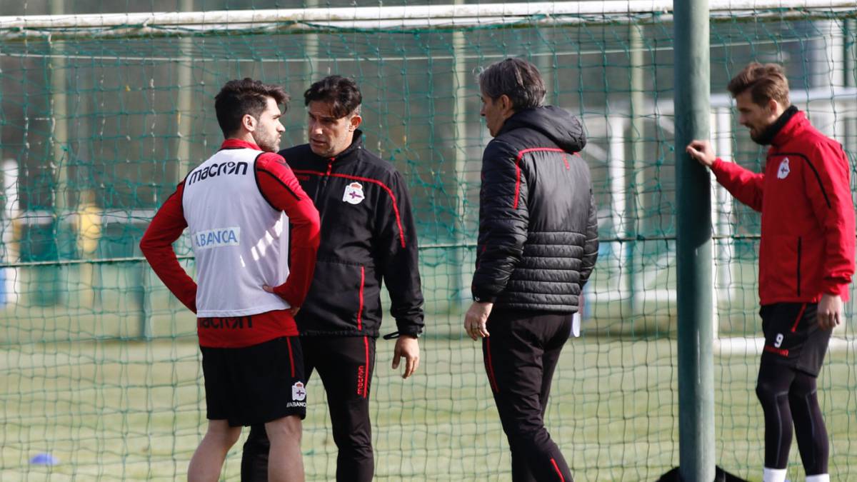 Vítor Silva hablando con Natxo durante un entrenamiento.