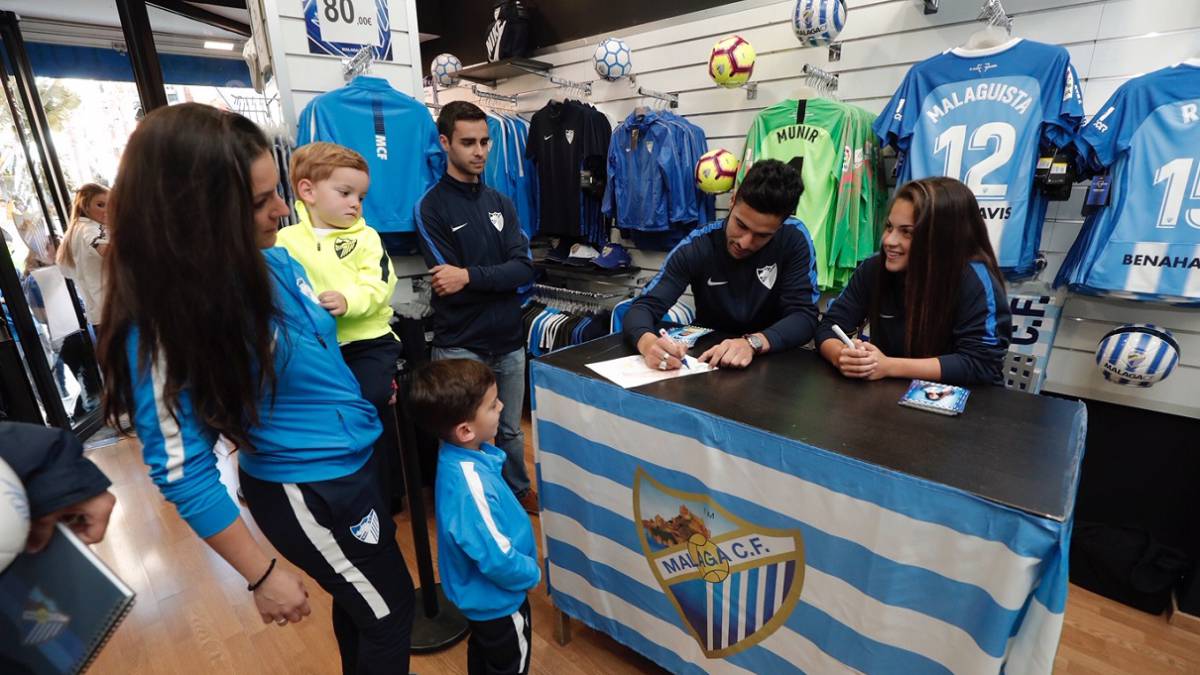 La afición del Málaga arropa a sus equipos masculino y femenino