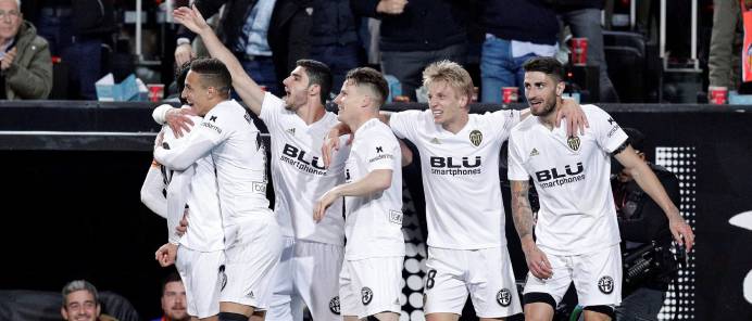 Los jugadores del Valencia celebran un gol