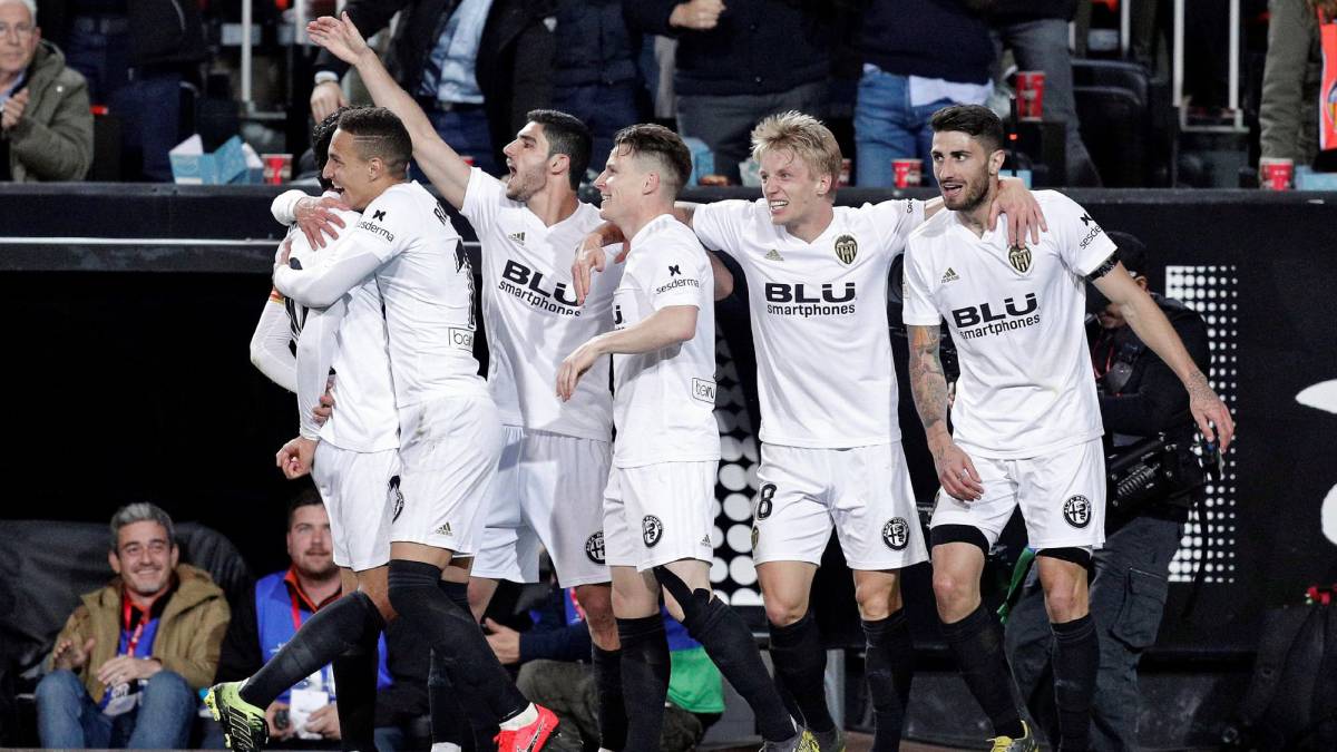 Los jugadores del Valencia celebran un gol