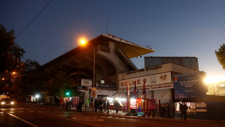 El estadio de Vallecas, antes de un partido.