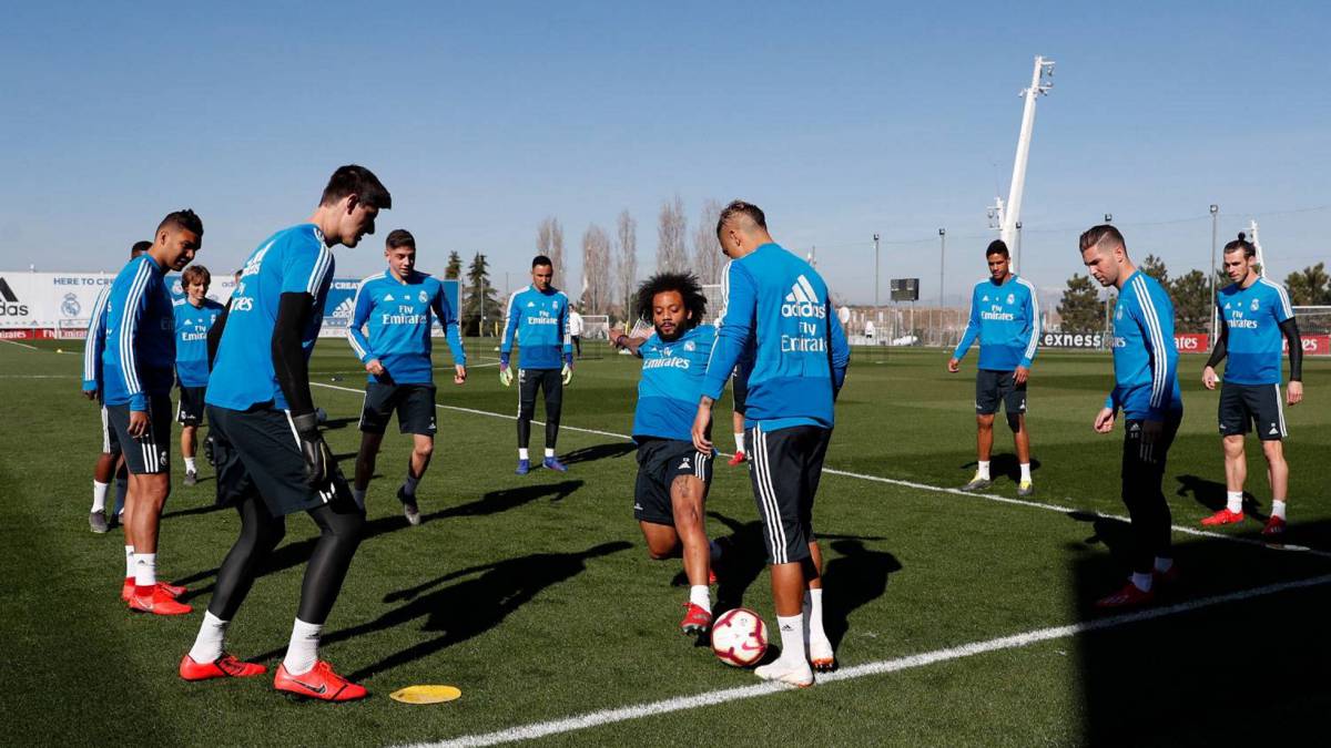 Madrid ready for Clásico: Varane trains with bandage on knee