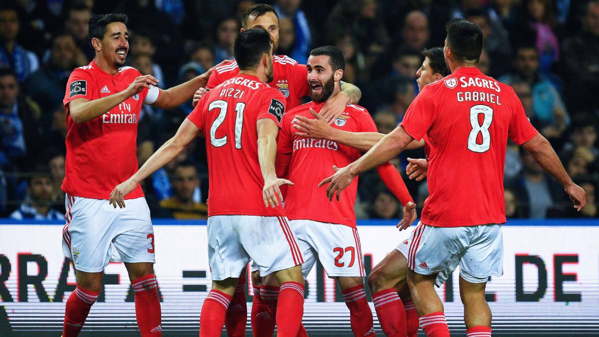 Los jugadores del Benfica celebran el 1-2 sobre el Oporto.