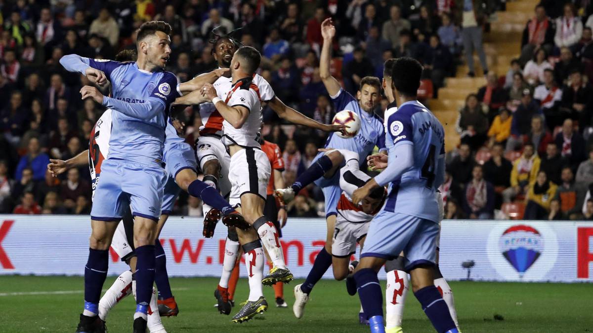 El Rayo Vallecano pidió mano de Stuani en el 0-1, pero fue involuntaria. El 1 de junio no valdrá.
