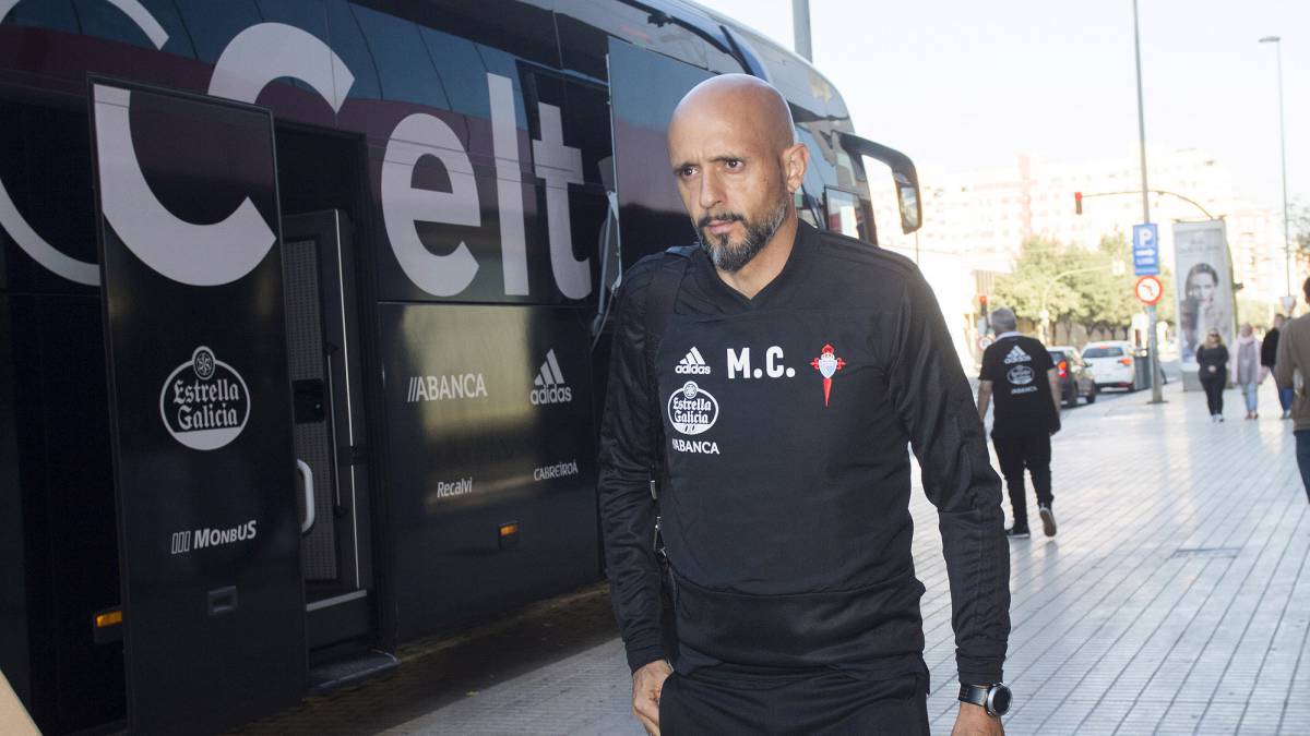 El entrenador del Celta, Miguel Cardoso, camina junto al autobús del club celeste.