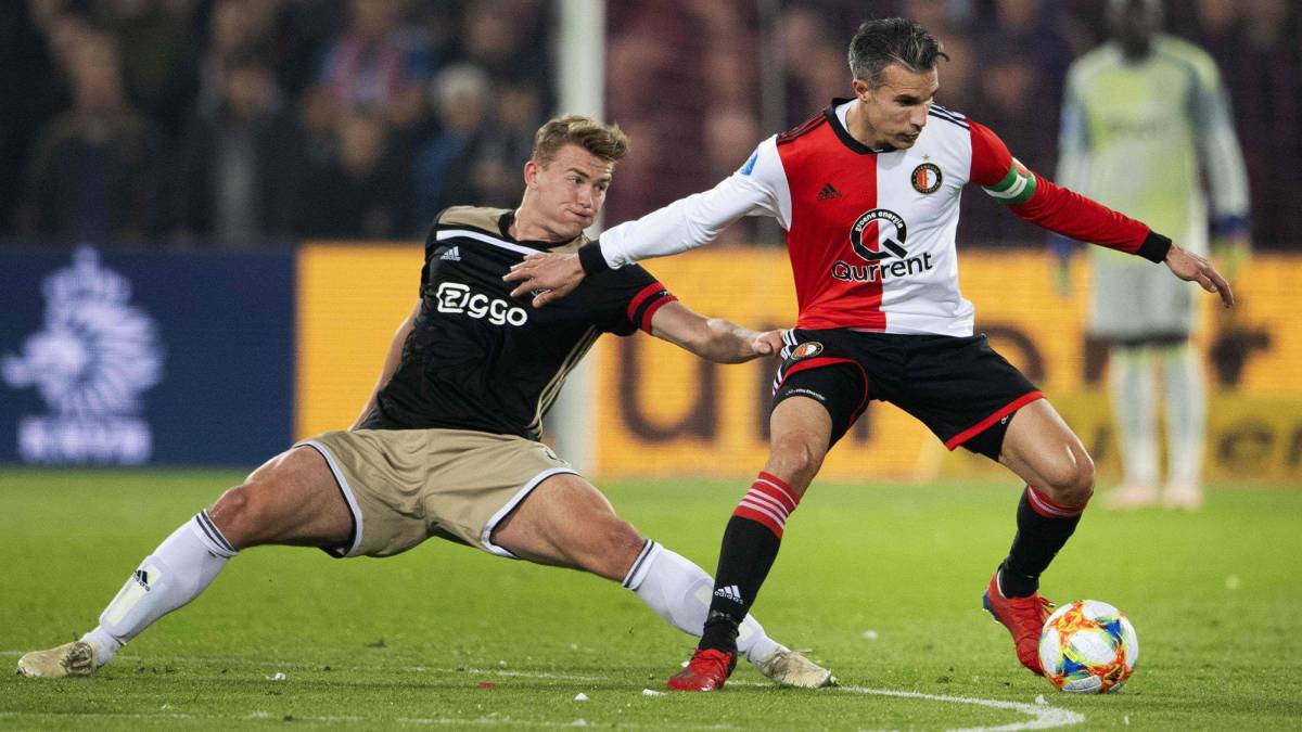 Van Persie, triplete y supera los 200 goles con 35 años