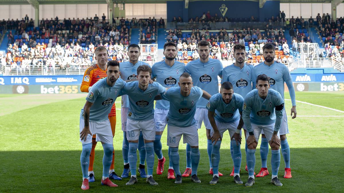 Los jugadores del Celta posan en formación antes del inicio del partido contra el Eibar en Ipurua.