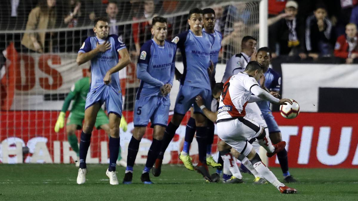 Raúl de Tomas ejecuta una falta en el partido entre Rayo Vallecano y Girona del pasado viernes.