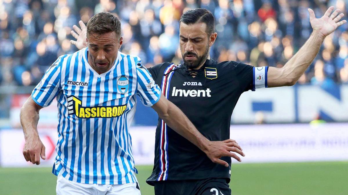 Thiago Cionek y Fabio Quagliarella en una jugada del SPAL-Sampdoria de la Serie A.