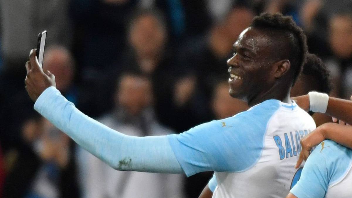 Balotelli celebrando su gol