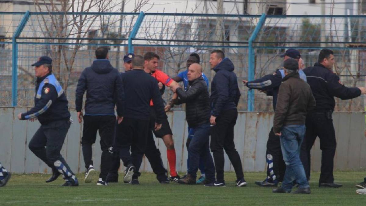 El Kamza, expulsado de la Liga de Albania por agredir su presidente al árbitro de un partido.