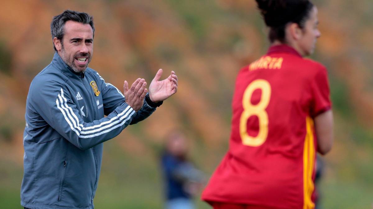 El seleccionador nacional español Jorge Vilda Rodríguez (i) anima a sus jugadoras durante un encuentro entre las selecciones de España y Suiza en el torneo amistoso Copa Algarve disputado en el estadio de Albufeira, Albufeira (Portugal), este miércoles.