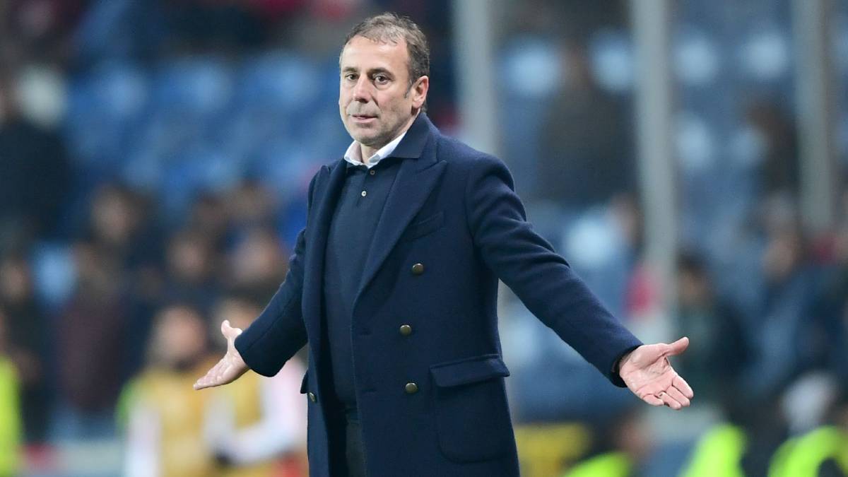 El Sevilla se habría fichado en el entrenador Abdullah Avci, líder de la Superliga de Turquía con el Basaksehir de Estambul. Machín, en la cuerda floja.