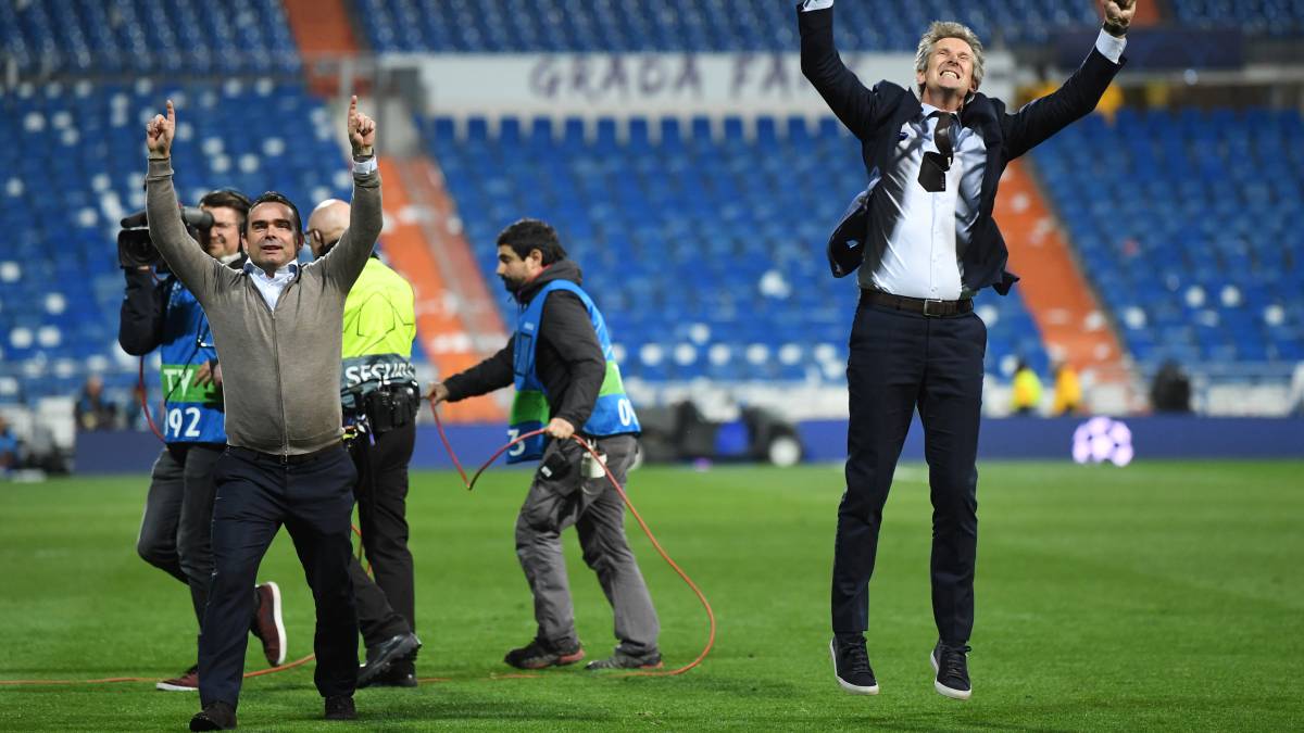 Overmars (director deportivo) y Van der Sar (director general) lo celebraron en el mismo césped.