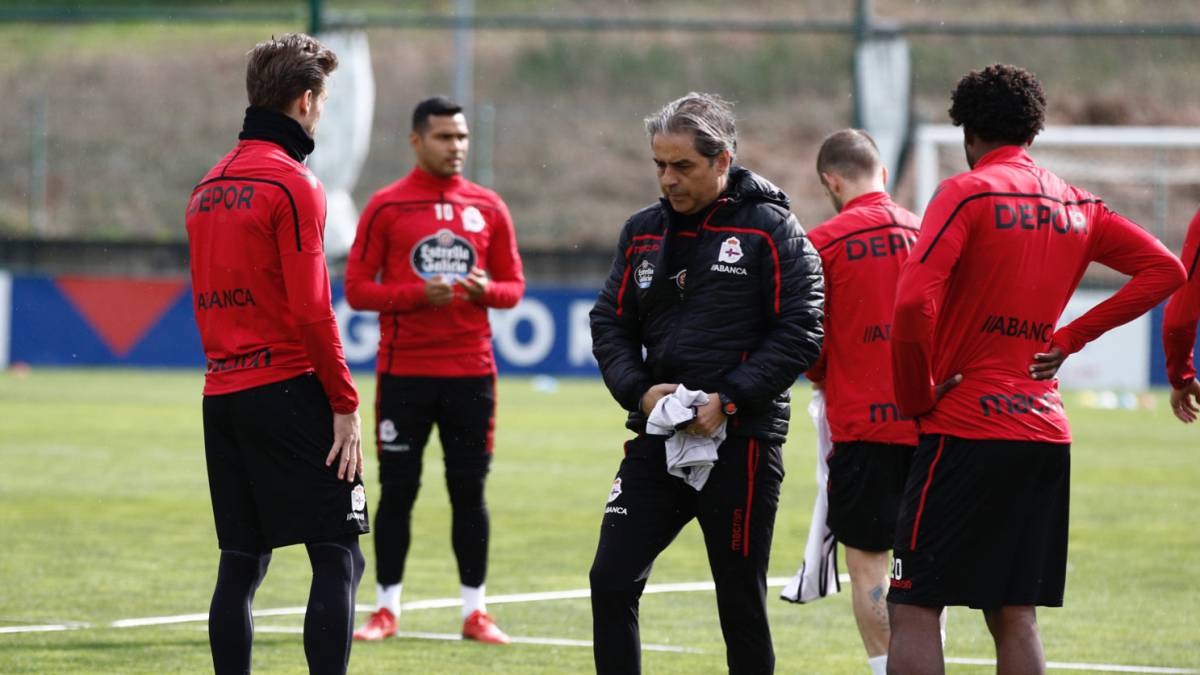 Natxo González, repartiendo petos en el entrenamiento del Deportivo.