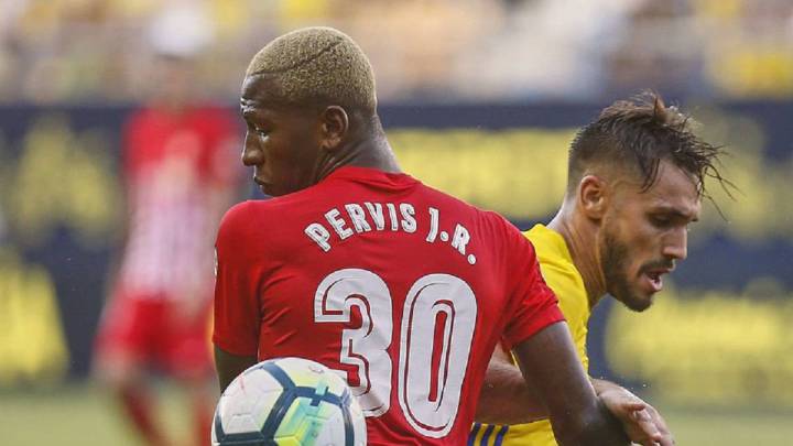 Estupiñán pelea una pelota en un partido del Mallorca.