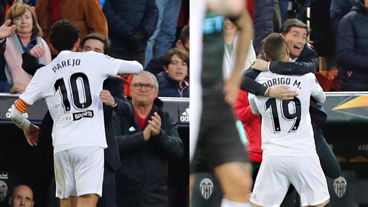 Parejo y Rodrigo, abrazando a Marcelino.