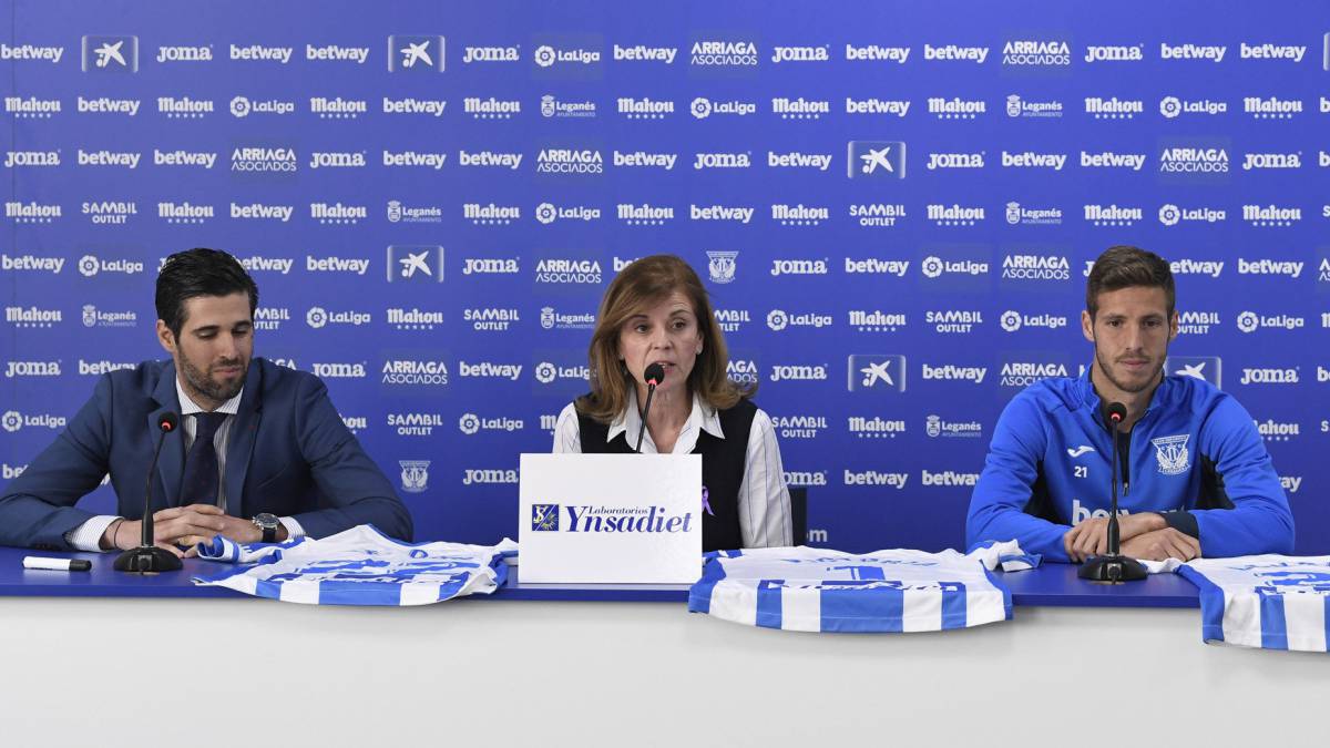 Jacobo Ynclan, Victoria Pavón y Rubén Pérez presentando la iniciativa del Leganés para el Atlético-Leganés con motivo del Día de la Mujer.