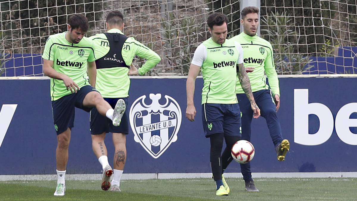 Roger y Coke piden a gritos un hueco en el once del derbi