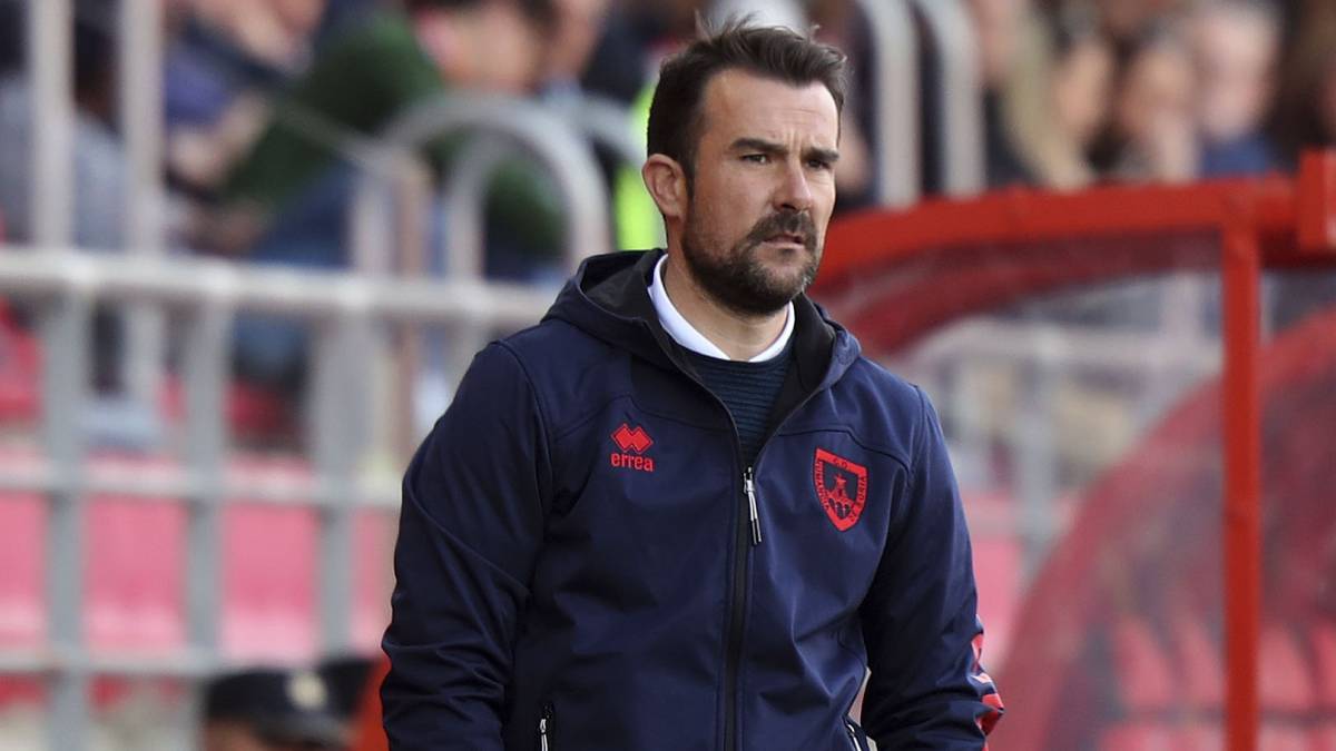 López Garai, dirigiendo al Numancia en el partido ante el Sporting.