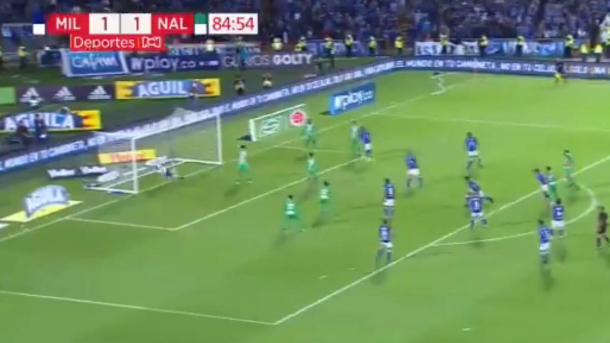 La espectacular triple parada del venezolano Fariñez ante Nacional