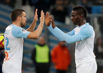 Balotelli fulmina al Niza y amenaza al Lyon