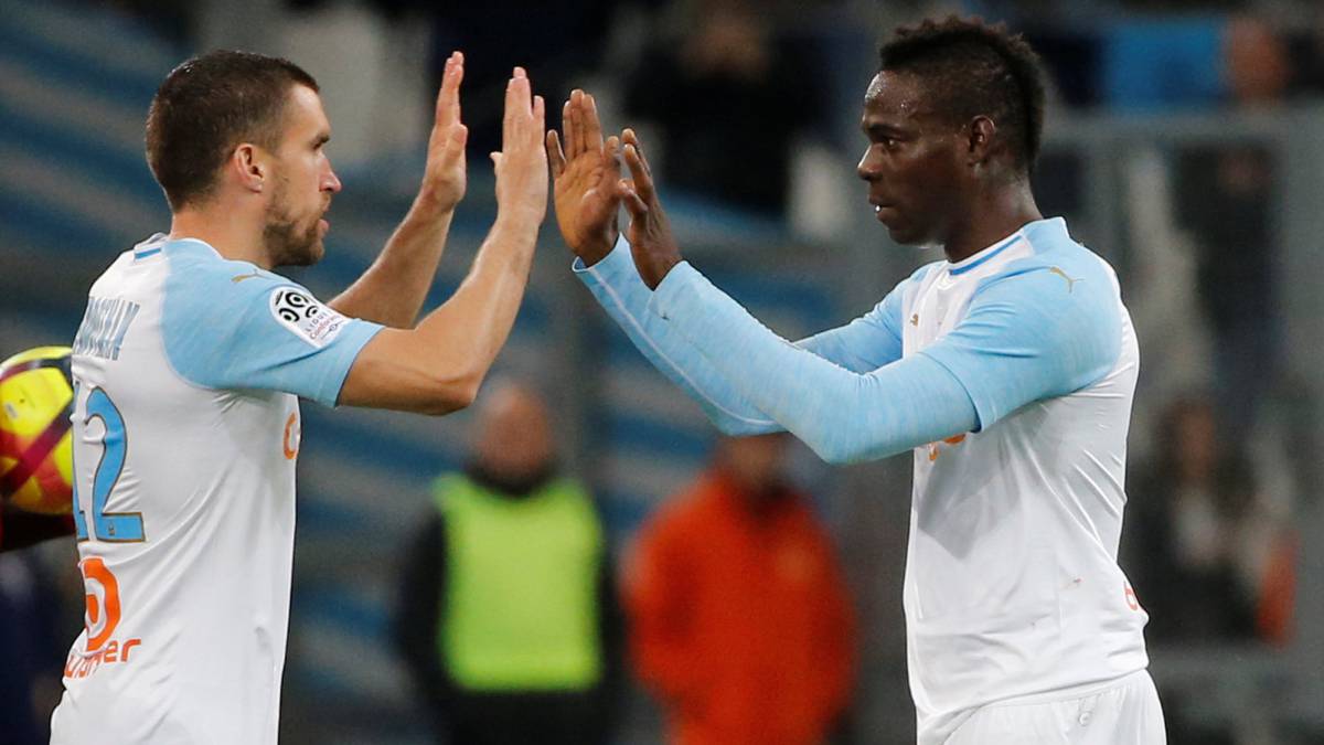 Balotelli celebra un gol con Strootman