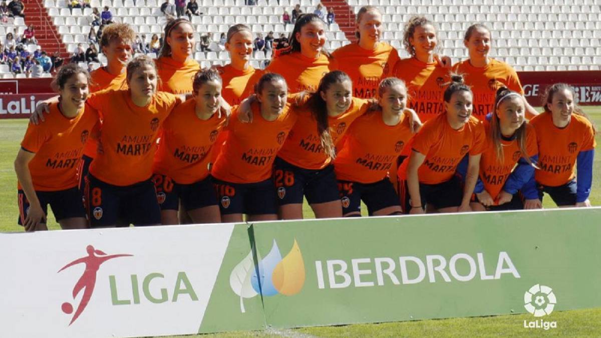 Las jugadoras del Valencia posan con una camiseta de ánimo para Marta Carro.