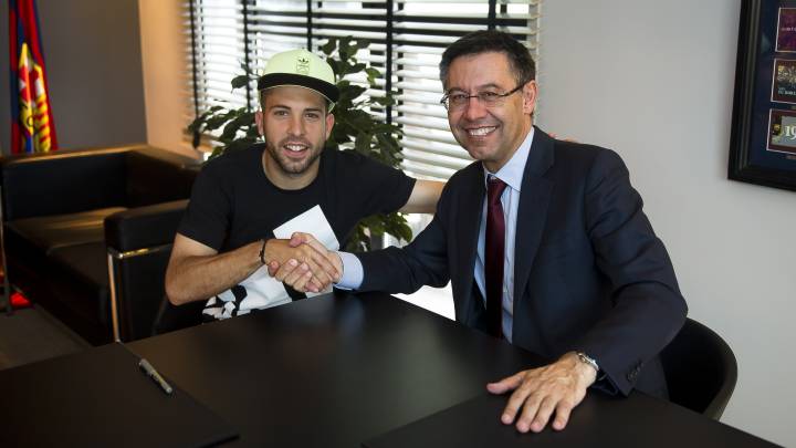 Jordi Alba y Josep Maria Bartomeu.
