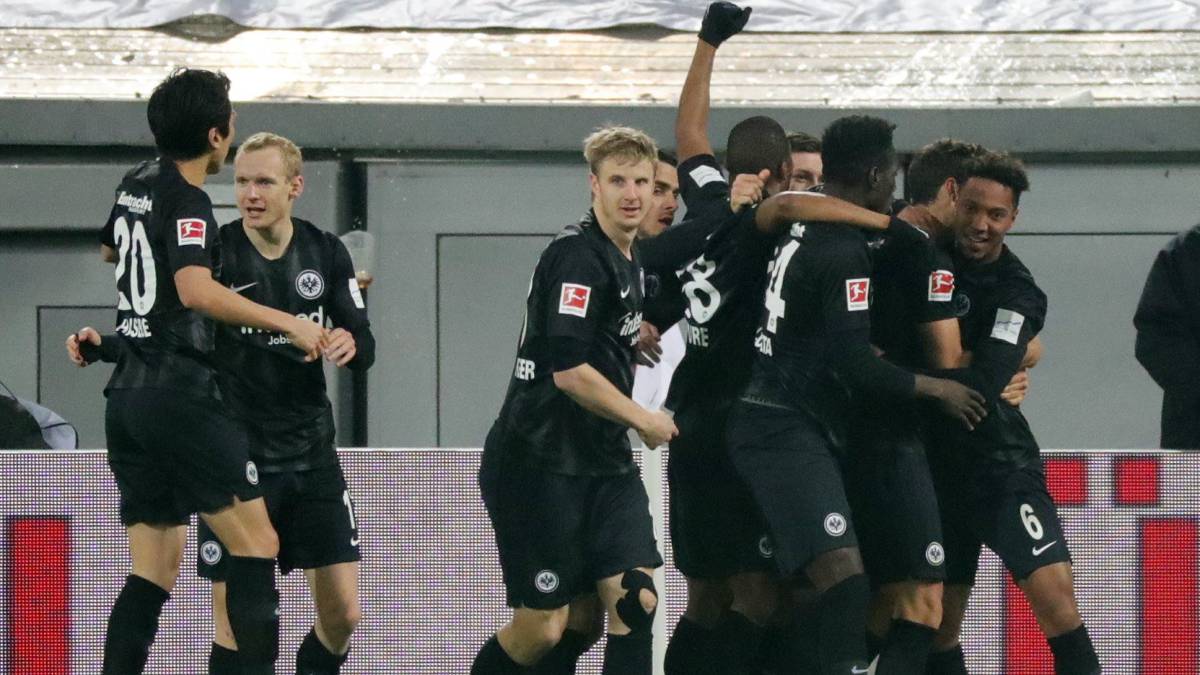 Jugadores del Fráncfort celebran el gol de Goncalo Paciencia