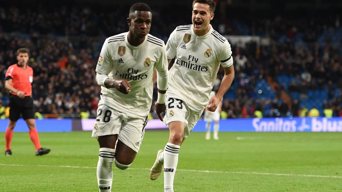 Vinicius y Reguilón corren a celebrar un gol del Madrid ante el Leganés