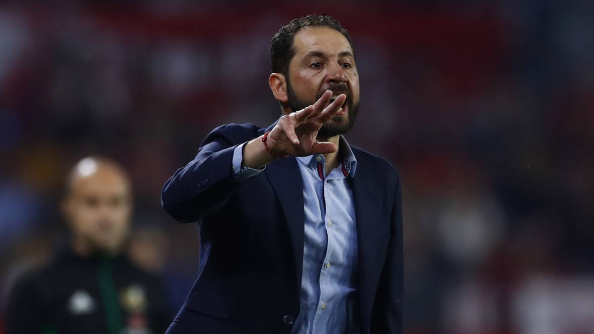 Machín dirige al Sevilla en el partido ante la Real Sociedad.