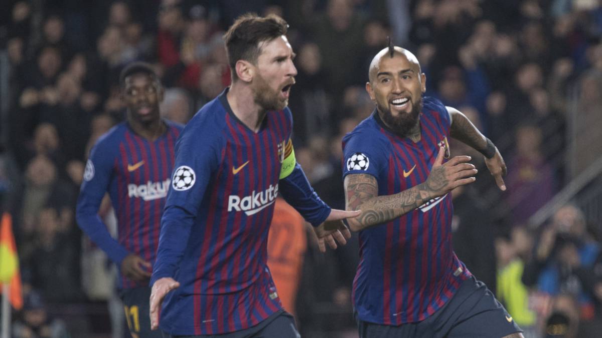 Messi y Arturo Vidal celebran el gol del argentino que supuso el 3-1 contra el Lyon.
