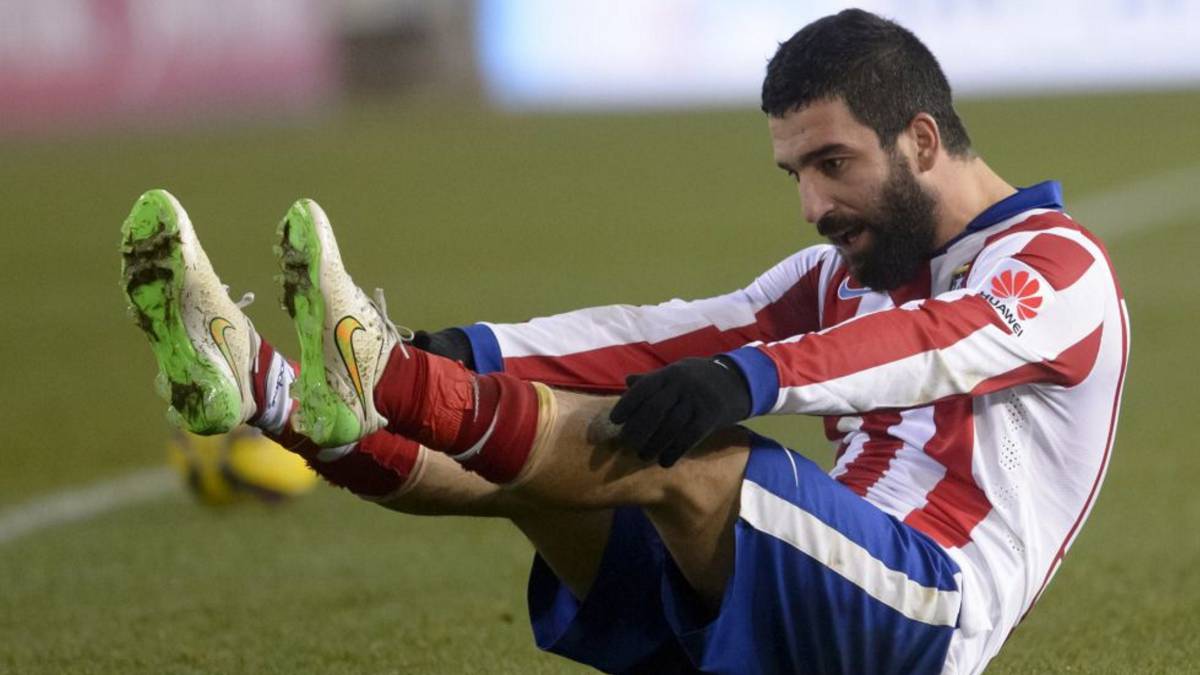 Arda Turan, en el Atlético de Madrid, que no encuentra quien haga de él.