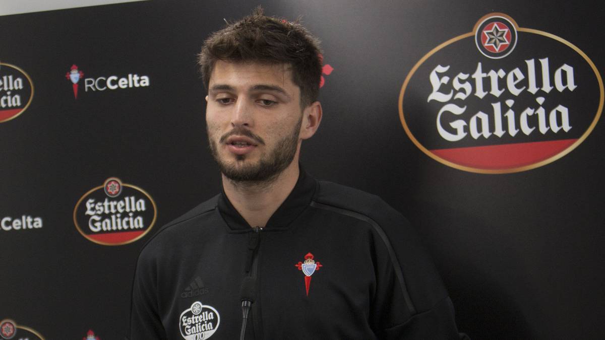 Okay Yokuslu responde a una pregunta durante una rueda de prensa en A Madroa.