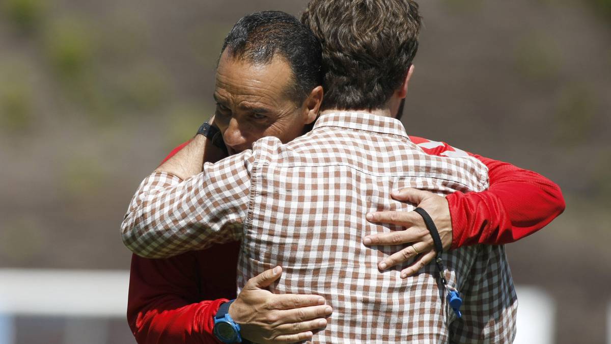 José Luis Oltra se funde en un abrazo con el director deportivo del Tenerife, Víctor Moreno