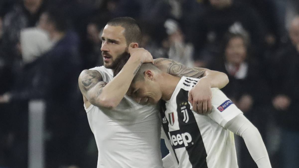 Cristiano Ronaldo y Leonardor Bonucci se felicitan tras el partido ante el Atlético de Madrid