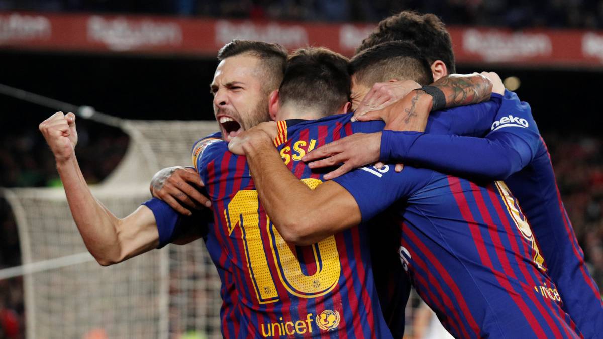 La fiesta del Barcelona: brindis
por la renovación de Jordi Alba… y por el triplete