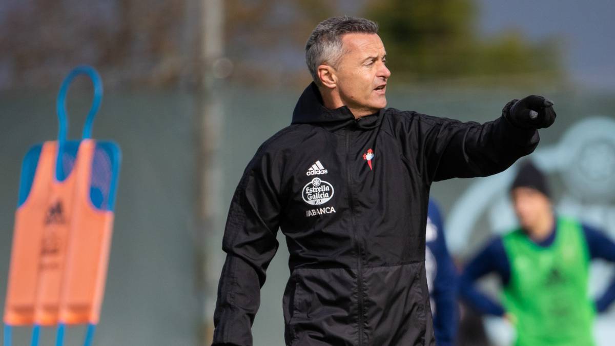 Fran Escribá realiza indicaciones durante un entrenamiento del Celta.