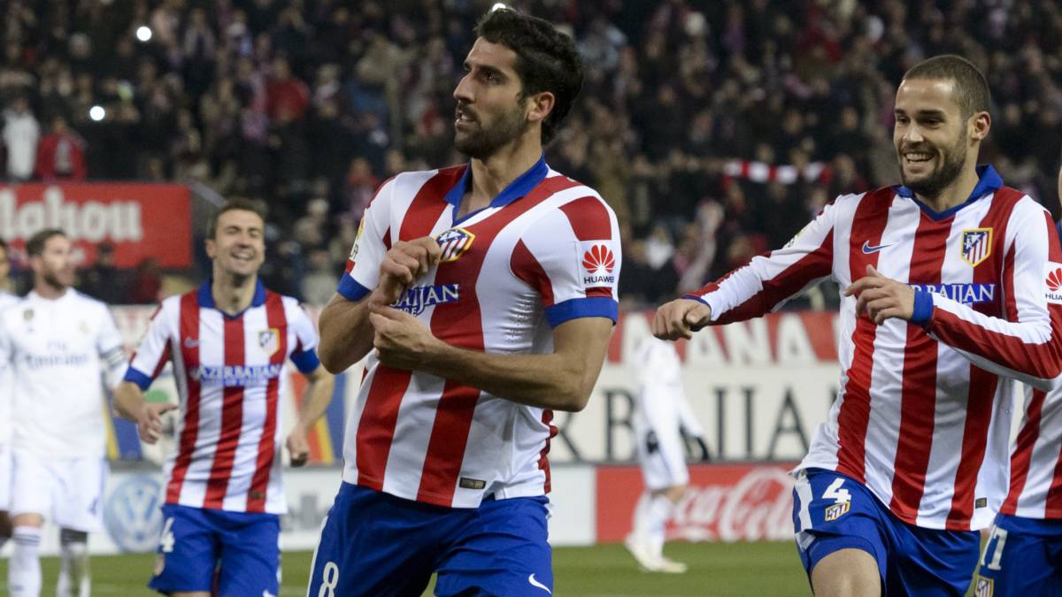 Raúl García celebra un gol al Real Madrid.