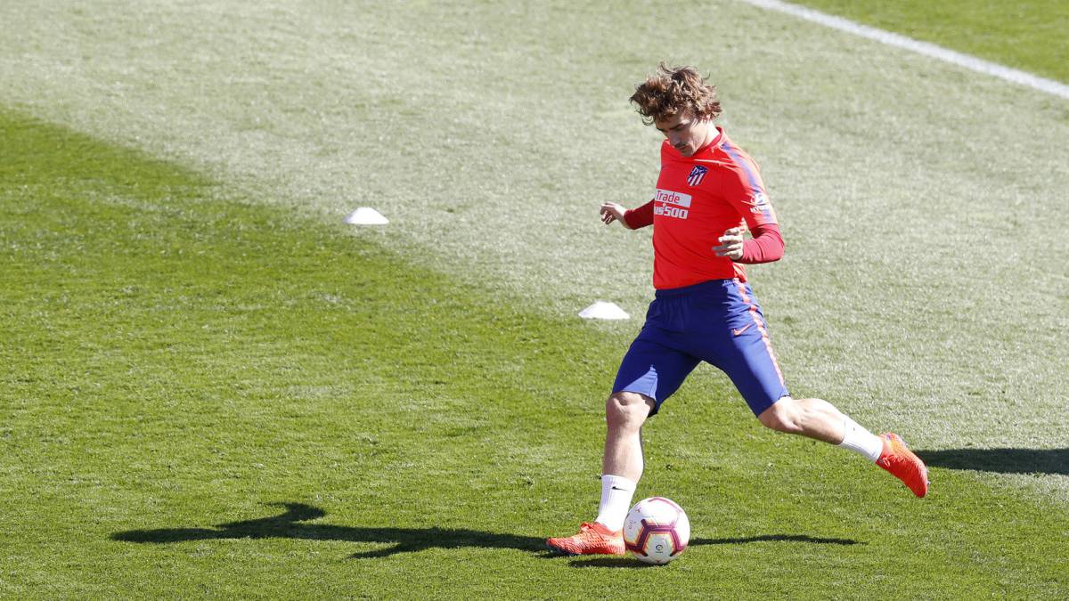 Griezmann, en la sesión del Atlético antes de viajar a San Mamés para medirse al Athletic de Bilbao, una de sus víctimas favoritas.