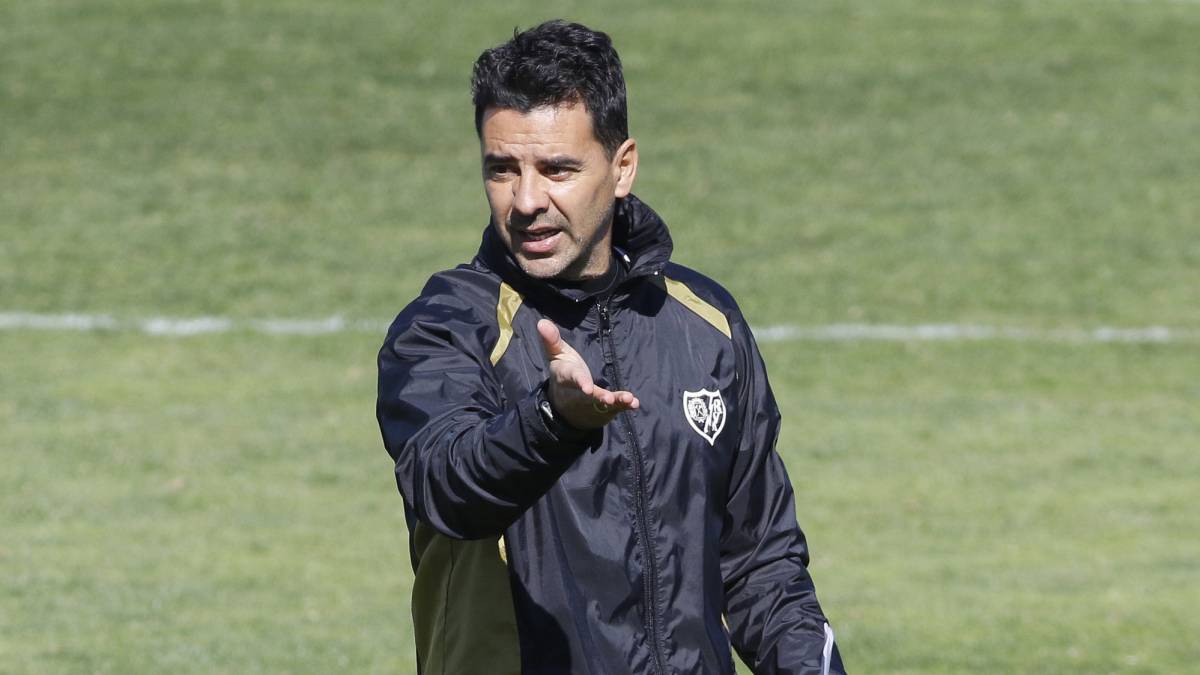Míchel dando instrucciones durante un entrenamiento del Rayo.