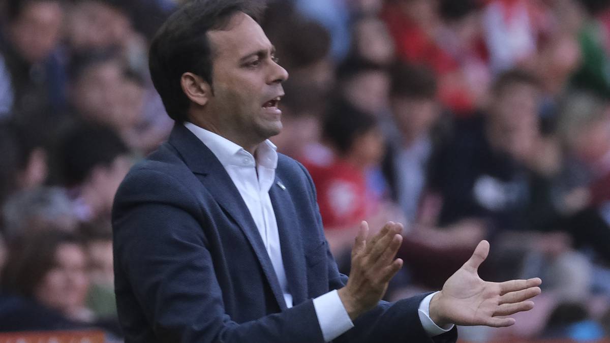 Fran Fernández da órdenes durante el partido de Liga 1,2,3 entre el Sporting de Gijón y la UD Almería.