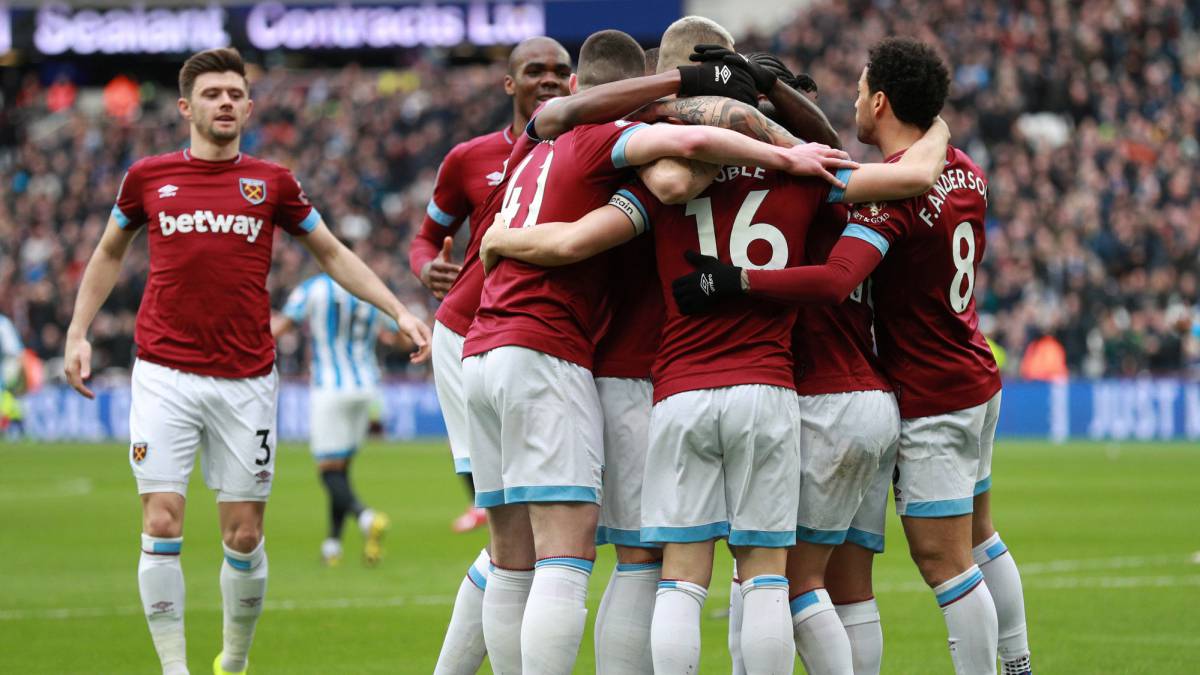 Un doblete de Chicharito fulmina las esperanzas del Huddersfield