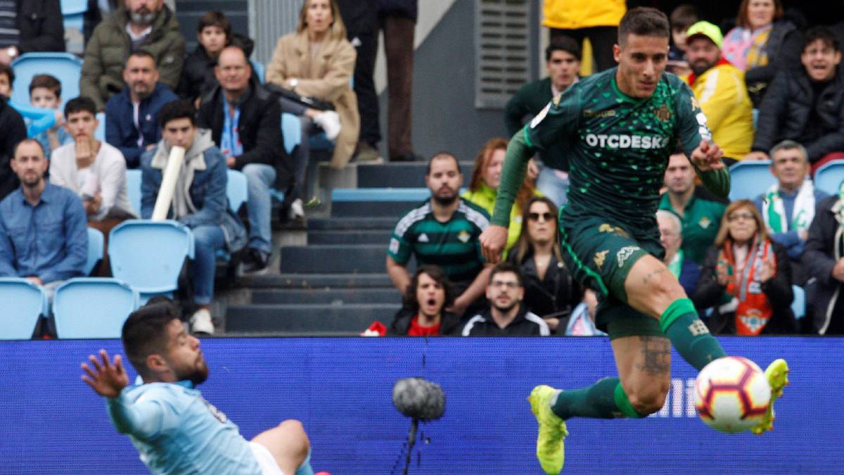El Betis jugará ante el Barcelona con extremos en los carriles, posiblemente Cristian Tello y Joaquín Sánchez. Barragán, Júnior y Francis están lesionados.
