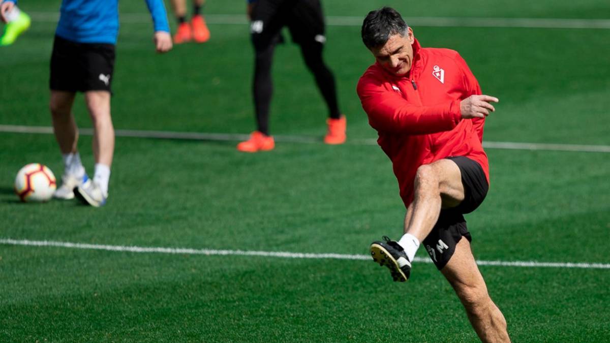 Mendilibar, que aprecia mucho al Valladolid, chuta un balón esta semana.