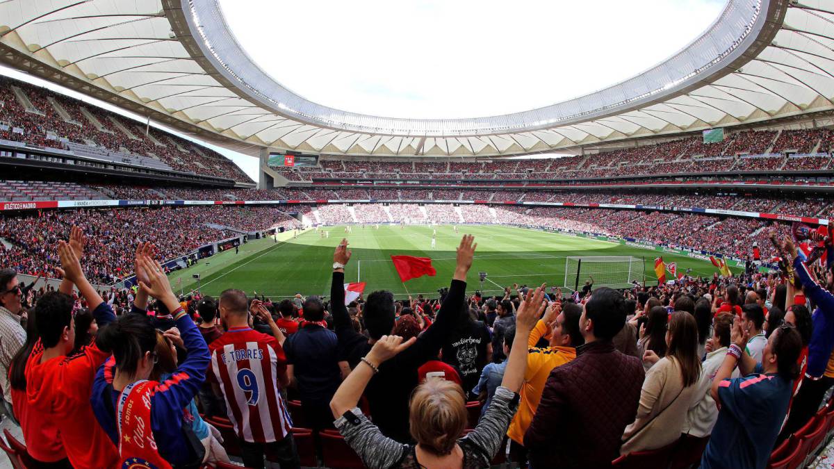 Vista general de la grada del estadio Wanda Metrpolitano, el fútbol femenino vive este domingo el choque entre los dos equipos punteros de la Liga Iberdrola, con el enfrentamiento entre el Atlético de Madrid y el Barcelona, donde se espera batir un nuevo récord europeo de asistencia en un partido entre clubes.