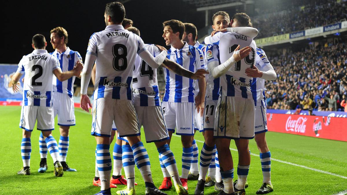 Los jugadores de la Real Sociedad celebran un gol ante el Levante.