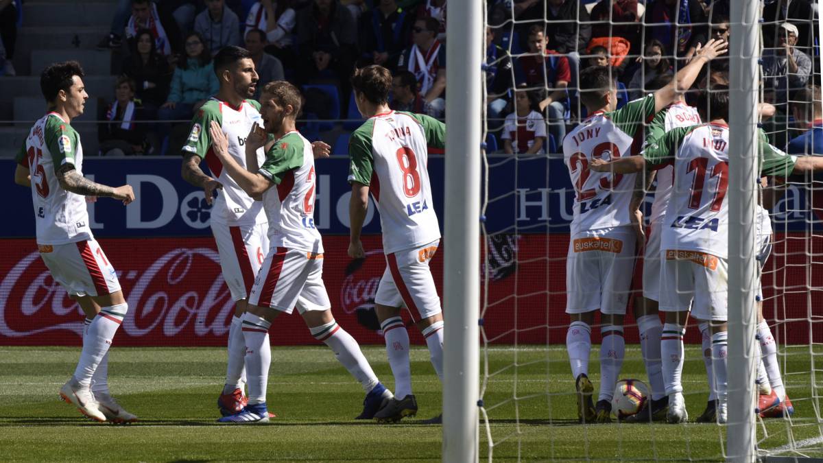 Los jugadores del Alavés celebran el gol de Calleri en Huesca.
